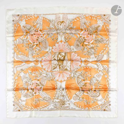 une écharpe carrée orange et blanche à motifs floraux