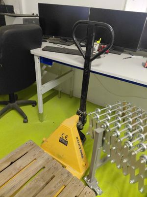 un chariot élévateur au milieu d'une zone de travail