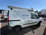 une camionnette blanche garée sur le parking