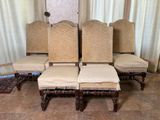 quatre chaises posées par terre devant une fenêtre
