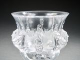 un vase en verre orné de fleurs, posé sur une table