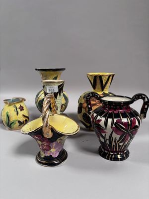 VALLAURIS et divers lot comprenant 5 vases et un panier (fêl…