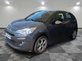 la voiture grise est garée dans le garage sur le sol en damier