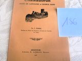 un livre posé sur un lit, avec un mot accroché dessus