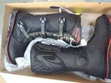 une boîte contenant une paire de bottes de moto