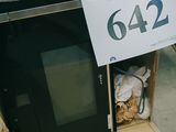 un micro-ondes placé à l'intérieur d'un carton sur lequel est apposée une étiquette de prix