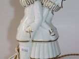 une figurine représentant un homme et une femme tenant chacun une raquette de tennis