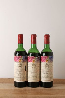 trois bouteilles de vin posées sur une table en bois
