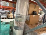 un gros rouleau de plastique posé sur une palette dans un entrepôt