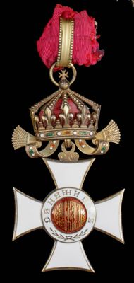 une croix surmontée d'une couronne