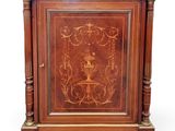 une armoire ancienne en bois ornée d'un motif décoratif sur la façade