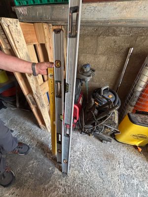 un homme qui tient un outil à la main