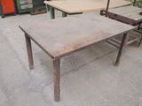 une table placée au milieu d'une pièce