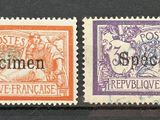 deux timbres de couleurs et de motifs différents sur un fond noir