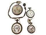 Plusieurs types d'horloges sont présentés sur un fond blanc