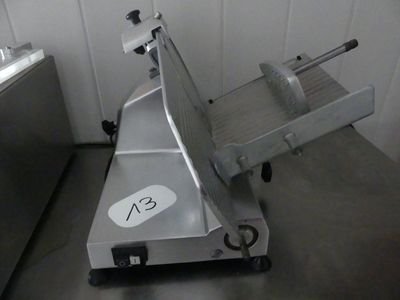 une machine posée sur une table dans une cuisine