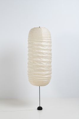gros plan d'une lampe sur une table à fond blanc