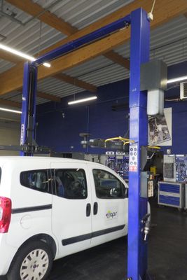 une camionnette blanche garée dans un garage