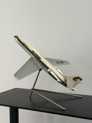 une maquette d'avion posée sur une table