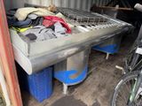 une table en métal sur laquelle sont posés tout un tas d'objets