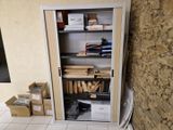 une petite étagère sur laquelle sont posés de nombreux livres