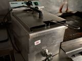 une photo d'une friteuse professionnelle dans la cuisine d'un restaurant