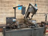 une machine posée sur une table dans une pièce