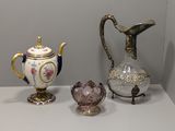 trois vases posés les uns à côté des autres sur une étagère