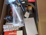 une boîte pleine d'objets assortis qui se trouvent dans la boîte