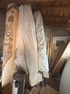 une photo d'une pièce où il y a beaucoup d'objets