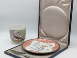 une assiette et une tasse dans une boîte posée sur une table
