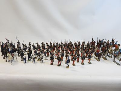 un grand nombre de figurines posées sur une table