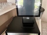 un ordinateur portable posé sur un lecteur DVD