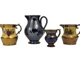 trois vases et une cruche posés les uns à côté des autres