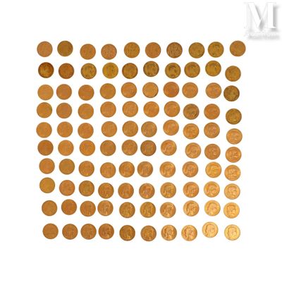 un grand nombre de pièces qui se trouvent sur une surface blanche