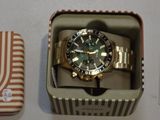 une boîte avec une montre à l'intérieur et une boîte avec une montre à l'intérieur