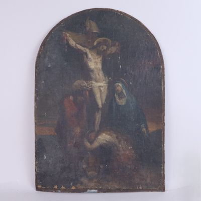 un vieux tableau représentant un crucifié accroché au mur, avec un homme sur la croix
