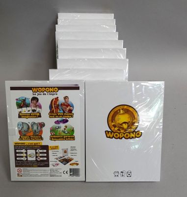 une photo d'une boîte de cartes de wopong posée sur une table