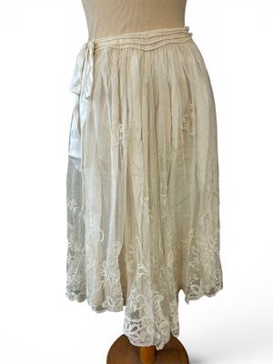 l'image d'une robe blanche sur un mannequin