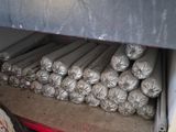 de nombreux rouleaux de tissu posés sur une étagère dans une pièce