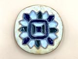 une petite assiette bleue et blanche ornée d'un motif floral