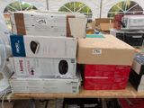 beaucoup de cartons empilés sur une table