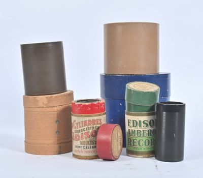 de nombreux types de boîtes et de récipients sur la table