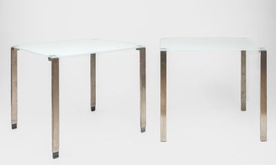 paire de tables d'appoint en chrome et en verre