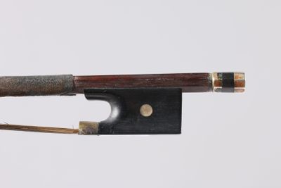 un nœud attaché à une corde, sur fond blanc