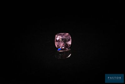 un diamant rose sur fond noir