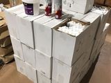 une pile de cartons sur lesquels sont empilés de nombreux objets