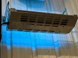 deux climatiseurs suspendus au plafond d'un immeuble