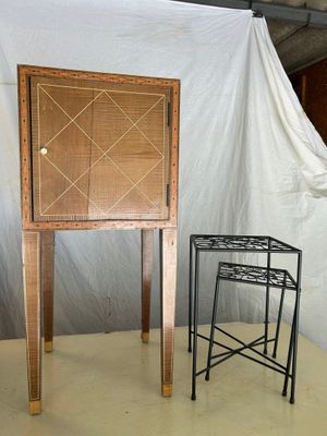 une petite armoire et un tabouret dans une pièce