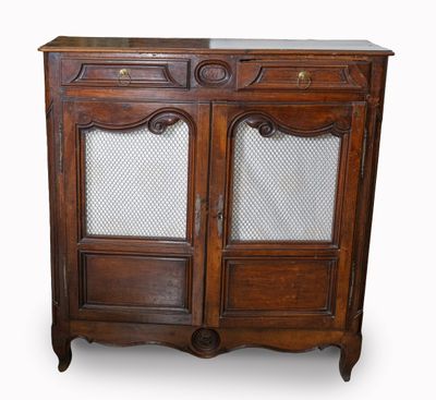 une vieille armoire en bois avec des portes vitrées et un tiroir en dessous